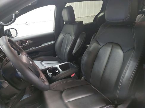 Used 2025 Chrysler Pacifica Select image 17