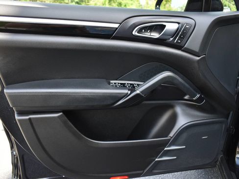 Used 2018 Porsche Cayenne Platinum Edition AWD/4WD image 18