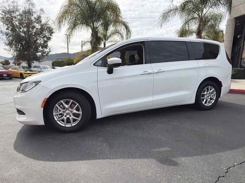 Used 2022 Chrysler Voyager LX image 16