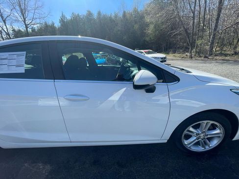 Used 2018 Chevrolet Cruze LT FWD image 11
