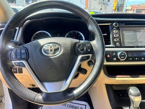 Used 2016 Toyota Highlander Limited w/ Driver Technology Package AWD/4WD image 15