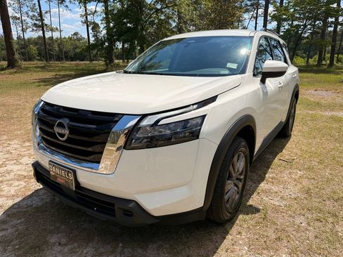 Used 2025 Nissan Pathfinder SV FWD image 1