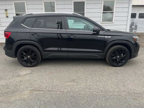 Used 2023 Volkswagen Taos SE w/ Panoramic Sunroof Package image 4