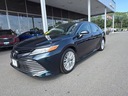 Used 2020 Toyota Camry XLE FWD image 3