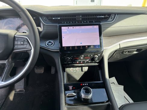 Used 2025 Jeep Grand Cherokee Limited w/ Black Appearance Package image 7