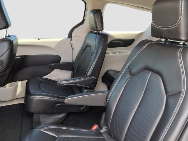 Used 2024 Chrysler Pacifica Touring-L FWD image 12