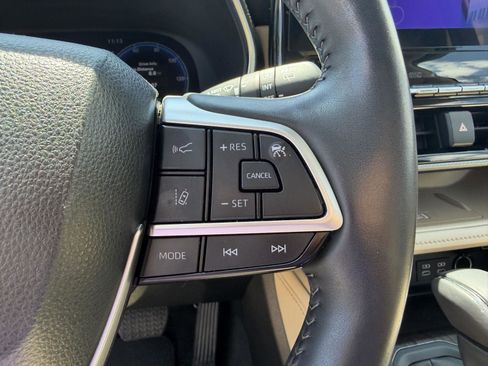 Used 2023 Toyota Highlander Platinum FWD image 12