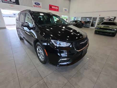 Used 2023 Chrysler Pacifica Limited FWD image 5