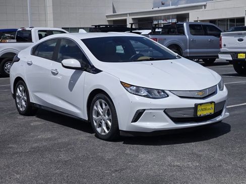 Used 2018 Chevrolet Volt Premier w/ Driver Confidence Package FWD image 3