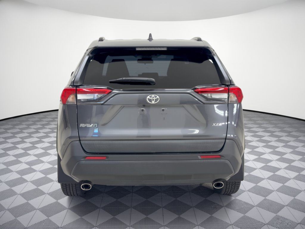 Used 2021 Toyota RAV4 XLE w/ Convenience Package FWD image 11