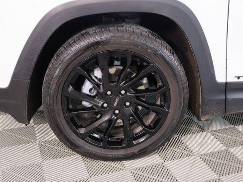 Used 2024 GMC Terrain SLE w/ Driver Convenience Package image 16