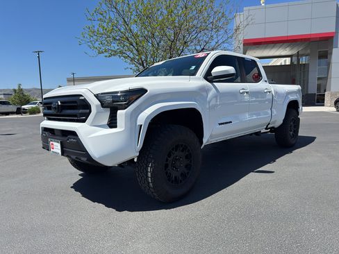 Certified 2025 Toyota Tacoma SR5 AWD/4WD image 5