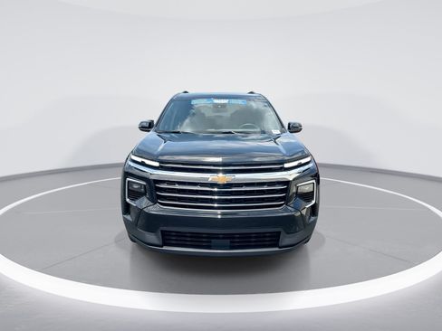 Used 2025 Chevrolet Traverse LT FWD image 3