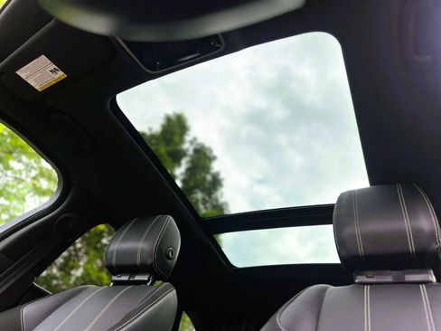 Used 2019 Land Rover Range Rover Velar R-Dynamic SE image 23