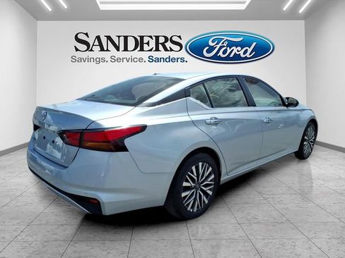 Used 2025 Nissan Altima 2.5 SV FWD image 2