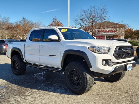 Used 2018 Toyota Tacoma 2WD Double Cab image 3