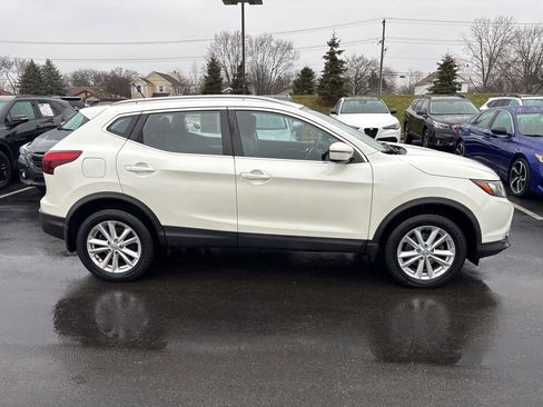 Used 2017 Nissan Rogue Sport SV image 2