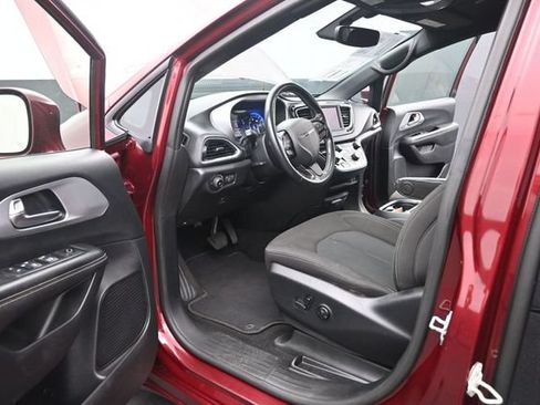 Used 2020 Chrysler Pacifica Touring w/ S Appearance Package FWD image 9