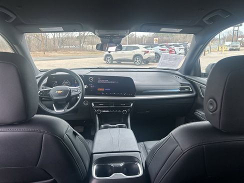 Used 2025 Chevrolet Traverse LT image 7