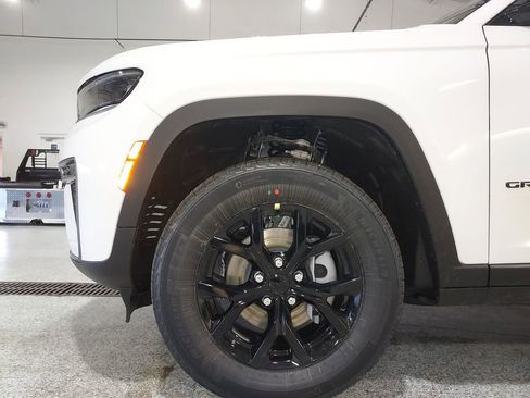 New 2026 Jeep Grand Cherokee Altitude image 16