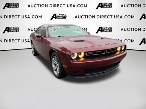 Used 2019 Dodge Challenger SXT RWD image 3