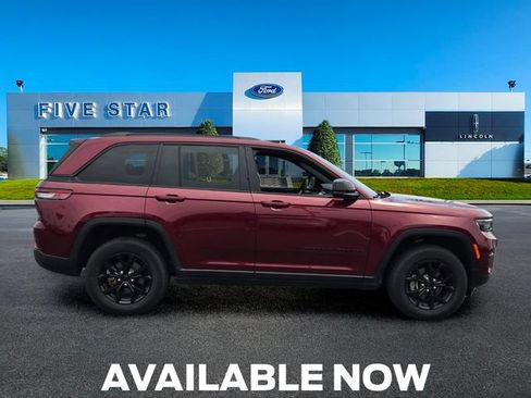 Used 2025 Jeep Grand Cherokee Altitude AWD/4WD image 9