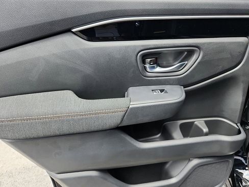 Used 2025 Honda Pilot Sport image 17