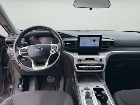Used 2024 Ford Explorer XLT image 11