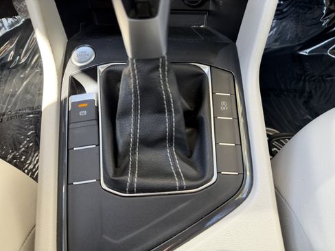 Used 2022 Volkswagen Tiguan SE FWD image 25