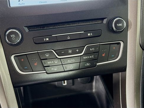 Used 2017 Ford Fusion SE w/ Fusion SE Technology Package image 16