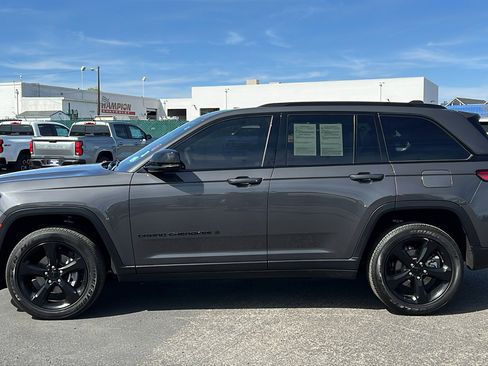 Used 2023 Jeep Grand Cherokee Altitude AWD/4WD image 8