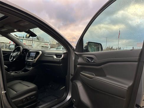 Used 2022 GMC Acadia SLT w/ Elevation Edition image 11