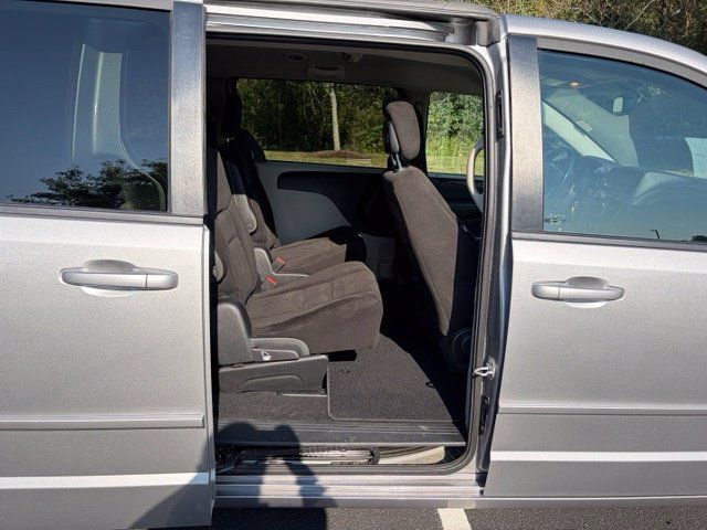 Used 2016 Dodge Grand Caravan SXT w/ UConnect Hands-Free Group FWD image 25