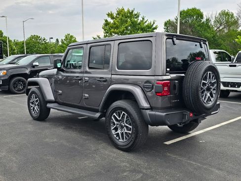 Used 2026 Jeep Wrangler Unlimited Sahara AWD/4WD image 10