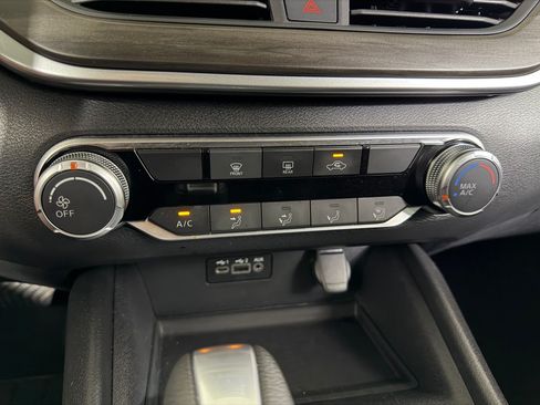 Used 2025 Nissan Altima 2.5 SV FWD image 14
