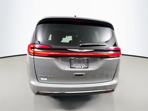 Used 2023 Chrysler Pacifica Touring-L FWD image 6