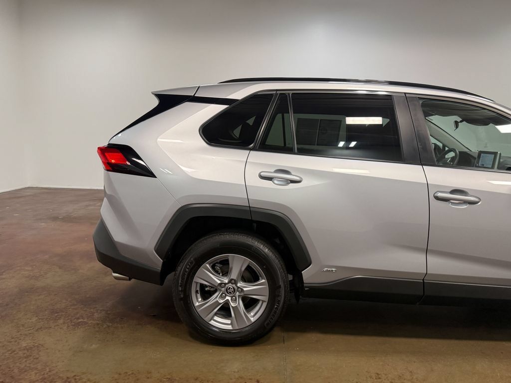 Used 2025 Toyota RAV4 XLE AWD/4WD image 33