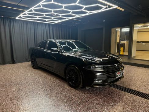 Used 2015 Dodge Charger SXT RWD image 9