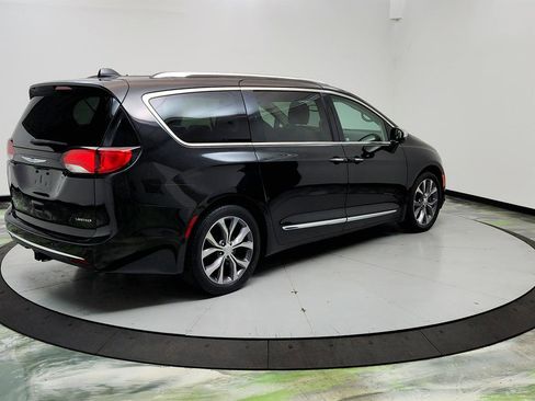 Used 2018 Chrysler Pacifica Limited image 5