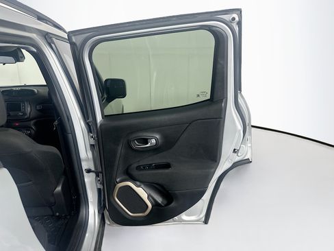 Used 2016 Jeep Renegade Latitude FWD image 29