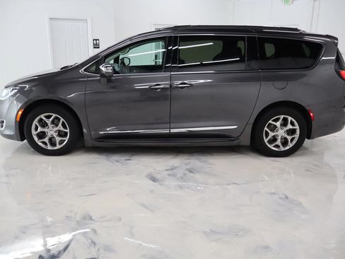 Used 2017 Chrysler Pacifica Limited FWD image 5