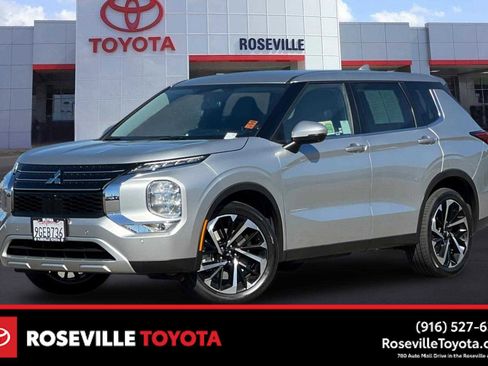 Used 2023 Mitsubishi Outlander SE image 1