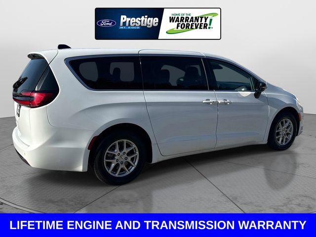Used 2024 Chrysler Pacifica Touring-L FWD image 4