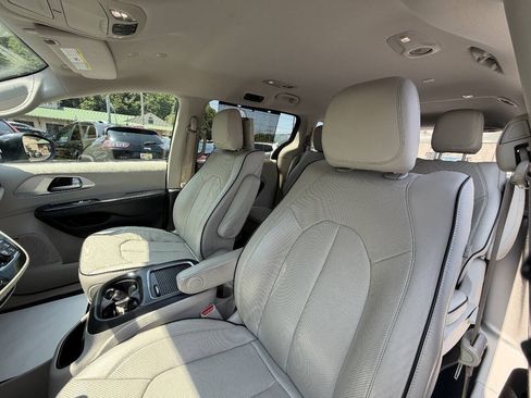 Used 2020 Chrysler Pacifica Limited FWD image 17