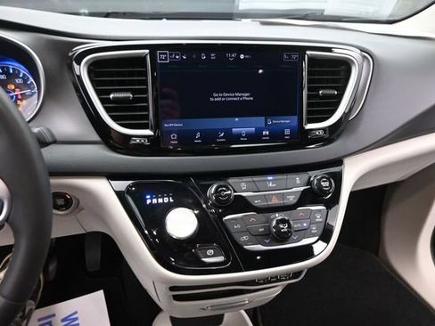 Used 2022 Chrysler Pacifica Touring-L FWD image 21
