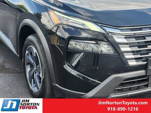 Used 2025 Nissan Rogue SV FWD image 9