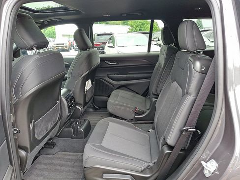 Used 2025 Jeep Grand Cherokee L Laredo AWD/4WD image 11