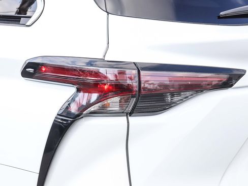 Used 2024 Toyota Sienna LE image 10