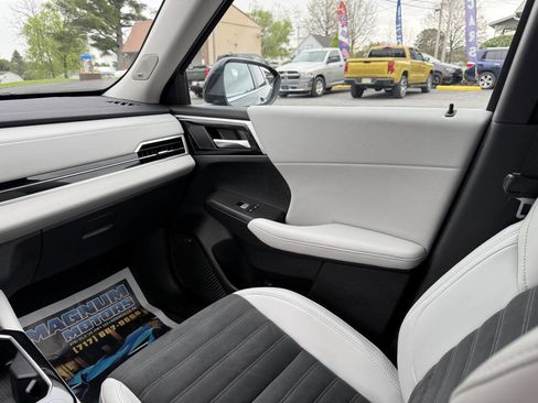 Used 2025 Mitsubishi Outlander SE AWD/4WD image 14