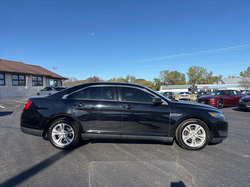 Used 2016 Ford Taurus SE image 2